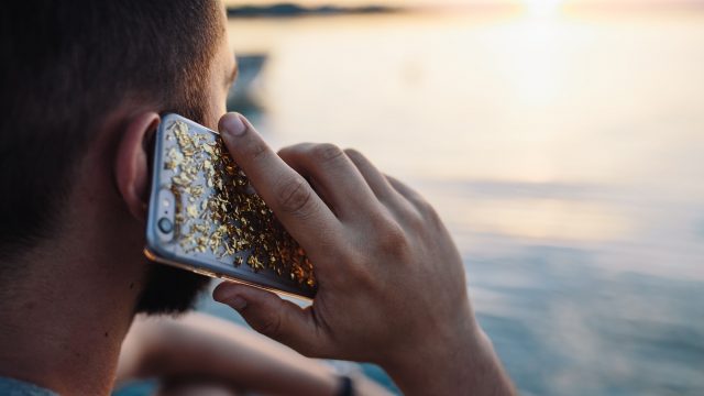 リゾート地で電話を掛ける男性